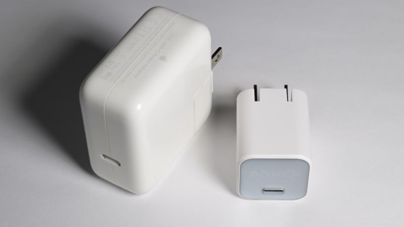 High-efficiency GaN USB-C fast charging architecture and PowerIQ power management comparison