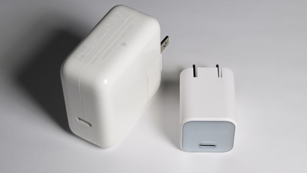 High-efficiency GaN USB-C fast charging architecture and PowerIQ power management comparison