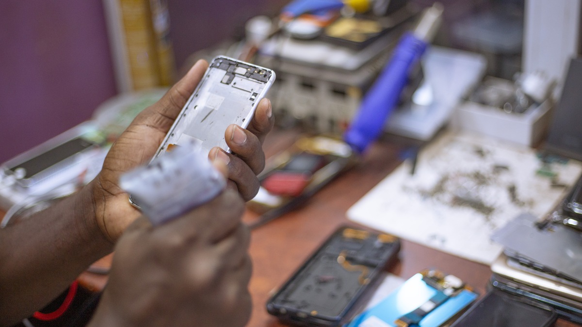 Technician precision repair workbench with separated smartphone display assembly and chassis